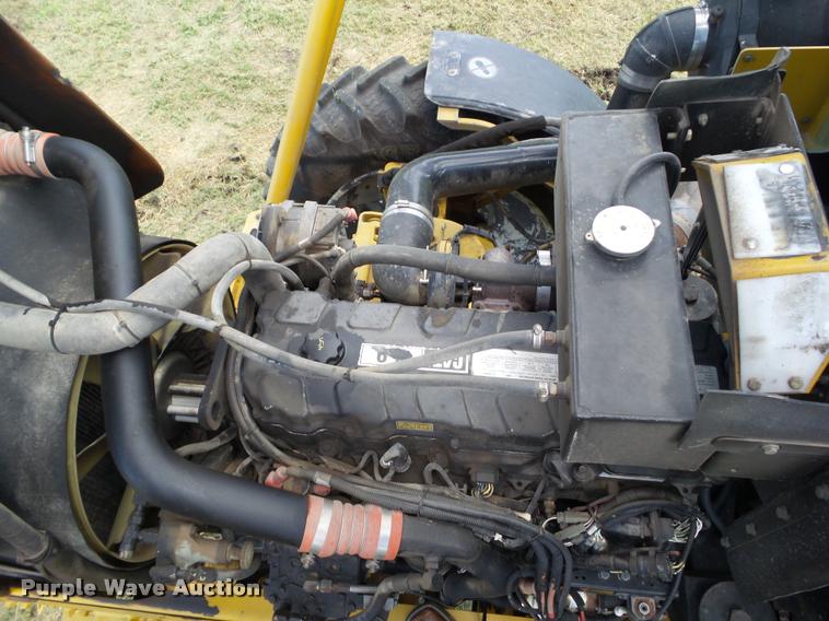 image for item BZ9820 2004 Ag-Chem RoGator 1264 self-propelled sprayer