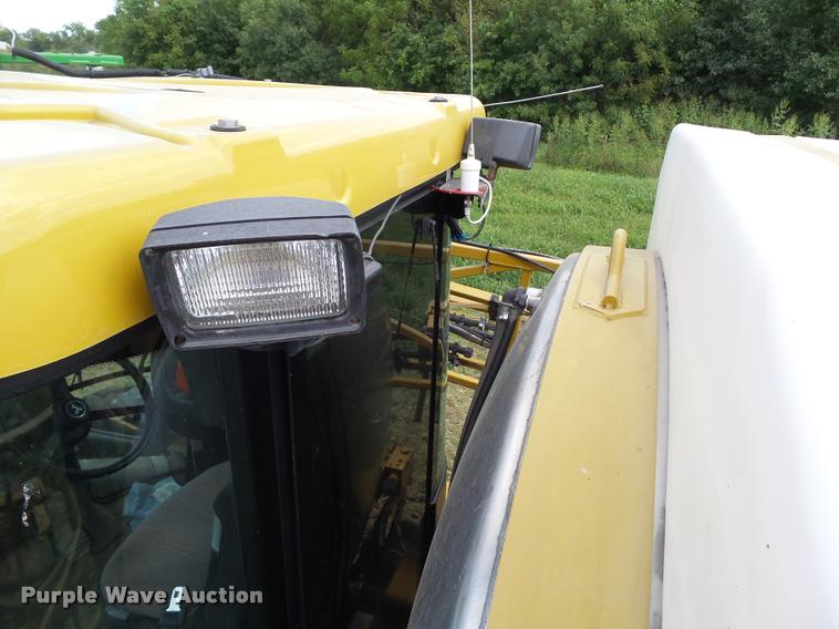 image for item BZ9820 2004 Ag-Chem RoGator 1264 self-propelled sprayer