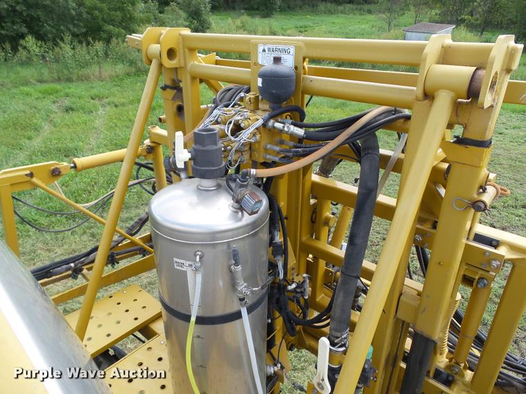 image for item BZ9820 2004 Ag-Chem RoGator 1264 self-propelled sprayer