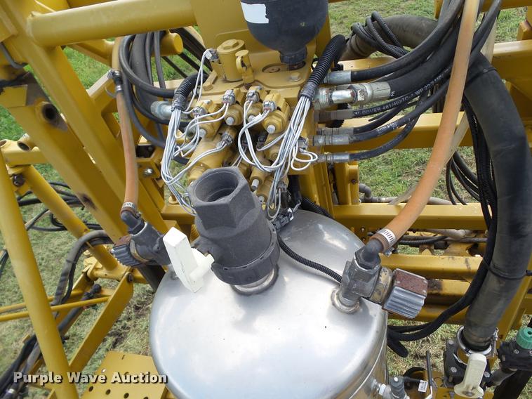 image for item BZ9820 2004 Ag-Chem RoGator 1264 self-propelled sprayer