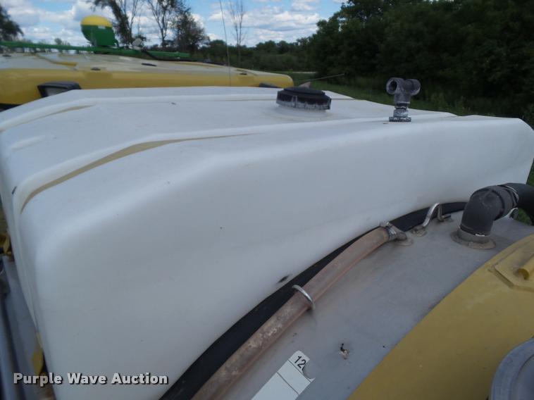 image for item BZ9820 2004 Ag-Chem RoGator 1264 self-propelled sprayer