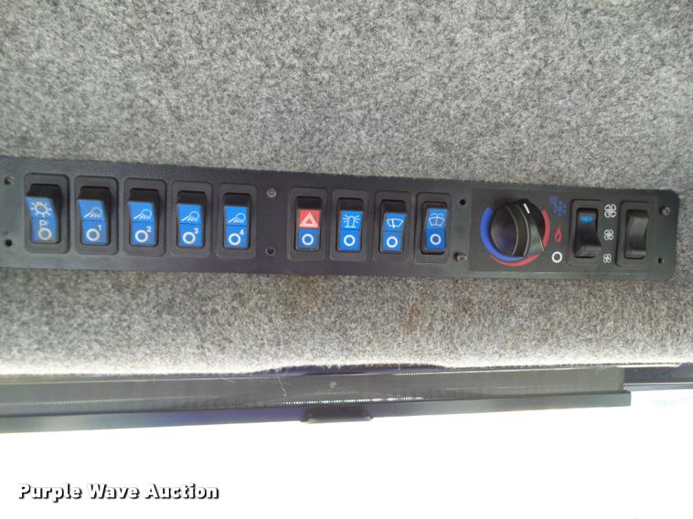 image for item BZ9820 2004 Ag-Chem RoGator 1264 self-propelled sprayer