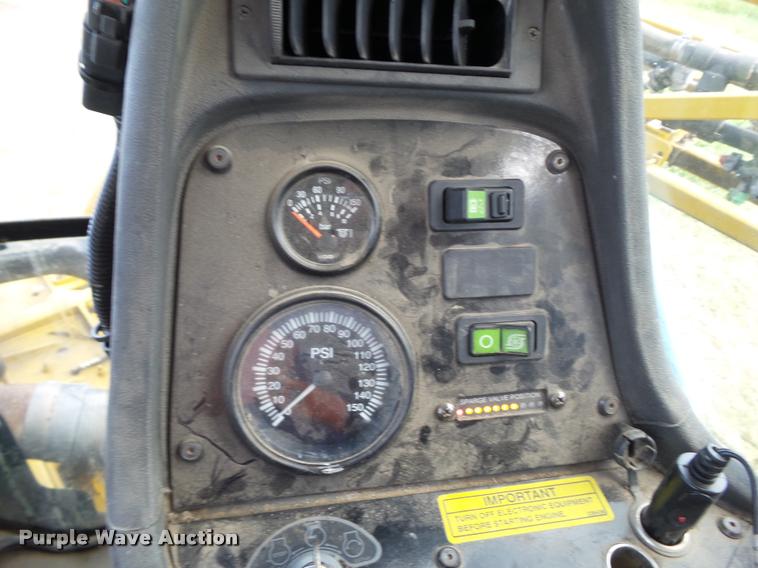 image for item BZ9820 2004 Ag-Chem RoGator 1264 self-propelled sprayer