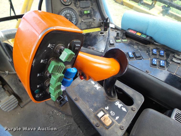 image for item BZ9820 2004 Ag-Chem RoGator 1264 self-propelled sprayer