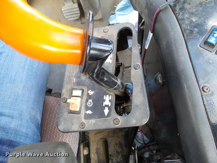 image for item BZ9820 2004 Ag-Chem RoGator 1264 self-propelled sprayer