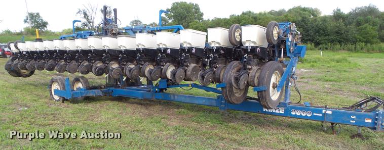image for item BZ9826 2001 Kinze 3600 split row planter