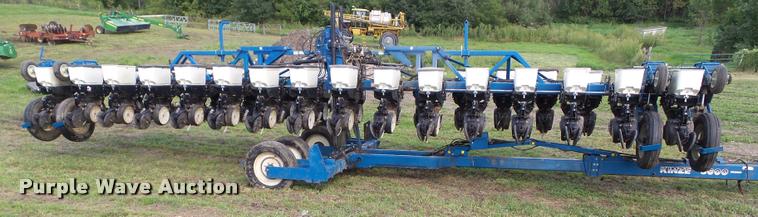 image for item BZ9826 2001 Kinze 3600 split row planter