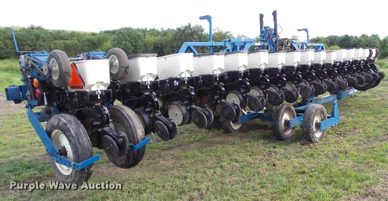 image for item BZ9826 2001 Kinze 3600 split row planter