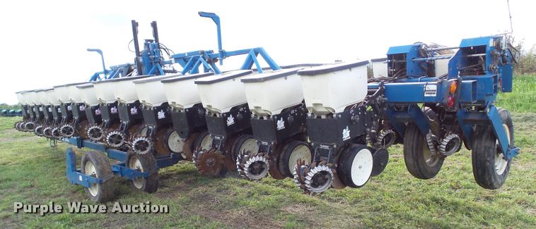 image for item BZ9826 2001 Kinze 3600 split row planter