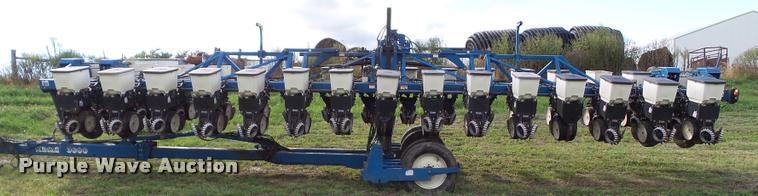 image for item BZ9826 2001 Kinze 3600 split row planter