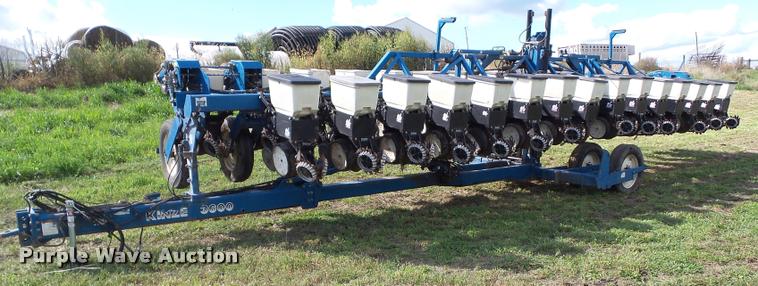image for item BZ9826 2001 Kinze 3600 split row planter