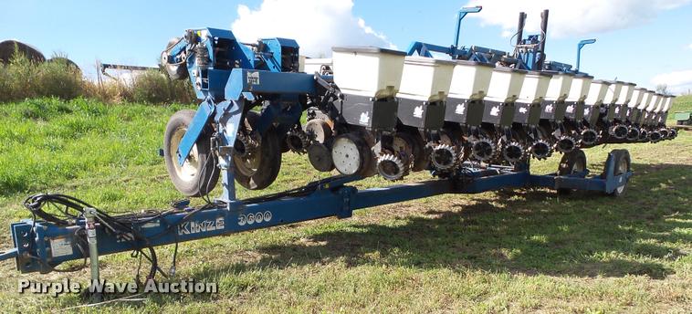 image for item BZ9826 2001 Kinze 3600 split row planter