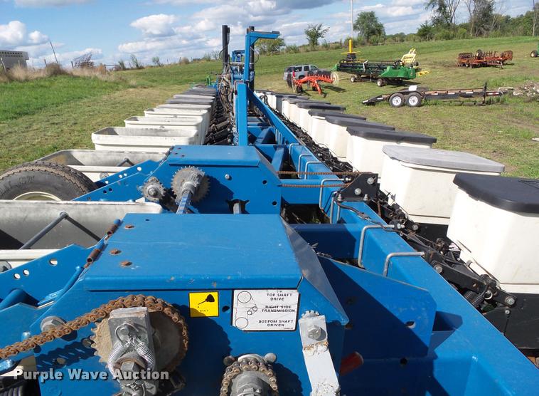 image for item BZ9826 2001 Kinze 3600 split row planter