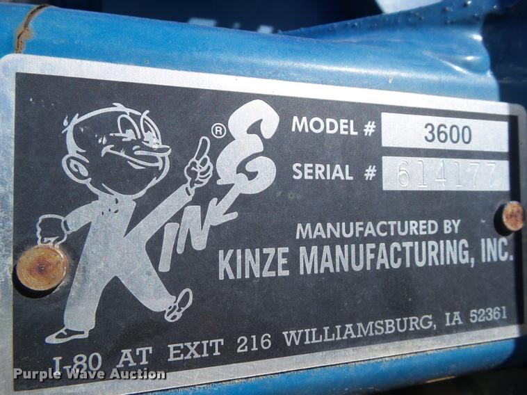 image for item BZ9826 2001 Kinze 3600 split row planter