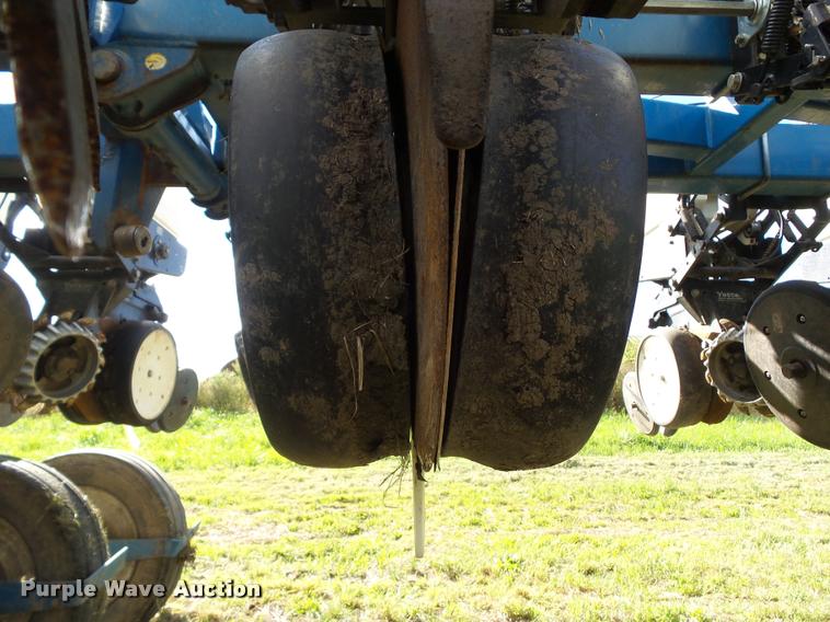 image for item BZ9826 2001 Kinze 3600 split row planter
