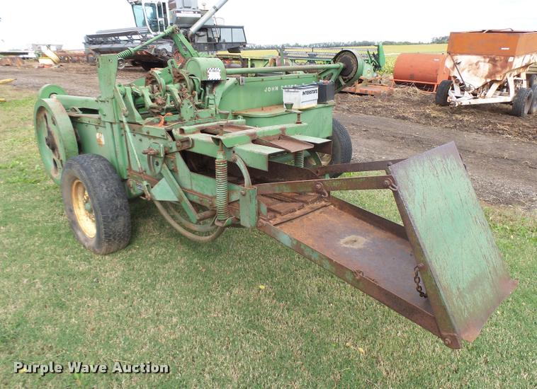 image for item DA9853 John Deere 14T square baler