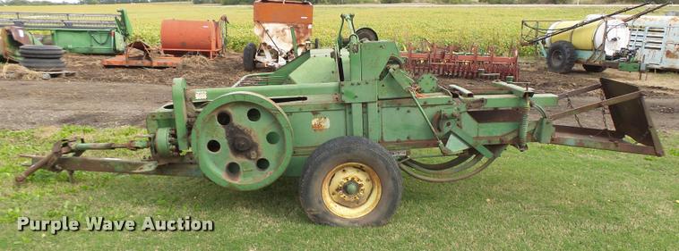 image for item DA9853 John Deere 14T square baler