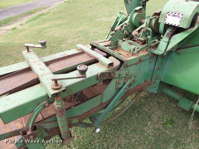 image for item DA9853 John Deere 14T square baler