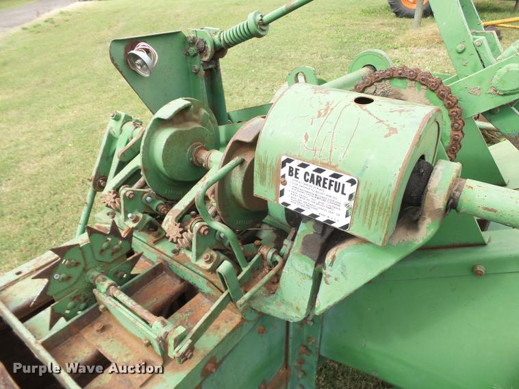 image for item DA9853 John Deere 14T square baler