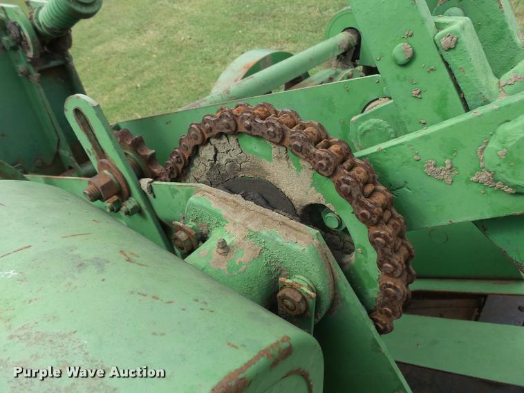 image for item DA9853 John Deere 14T square baler