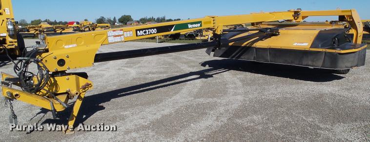 image for item G9552 2013 Vermeer MC3700 center pivot mower conditioner
