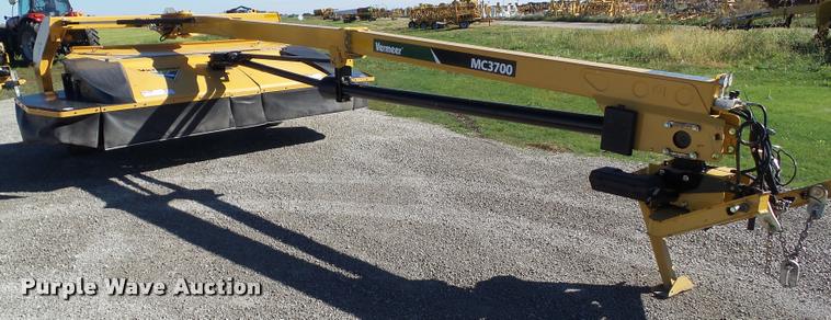 image for item G9552 2013 Vermeer MC3700 center pivot mower conditioner