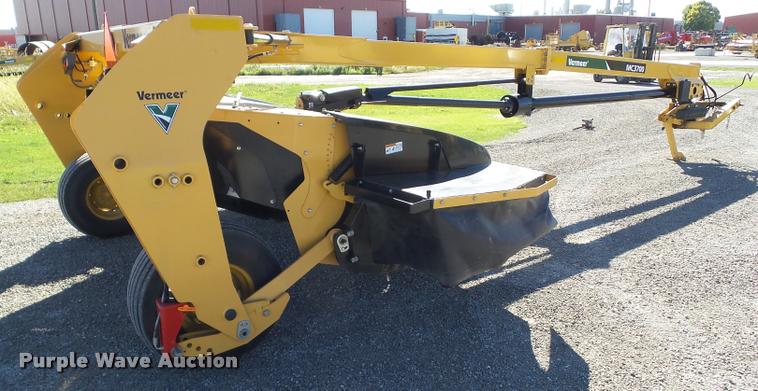 image for item G9552 2013 Vermeer MC3700 center pivot mower conditioner