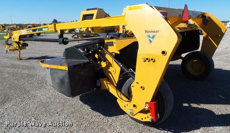 image for item G9552 2013 Vermeer MC3700 center pivot mower conditioner