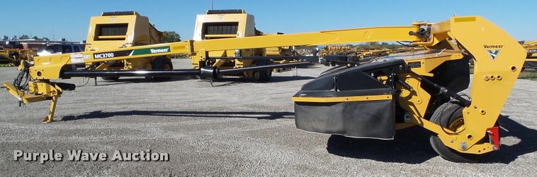 image for item G9552 2013 Vermeer MC3700 center pivot mower conditioner