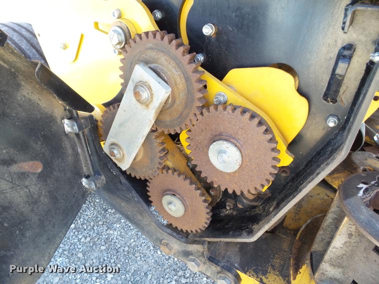 image for item G9552 2013 Vermeer MC3700 center pivot mower conditioner