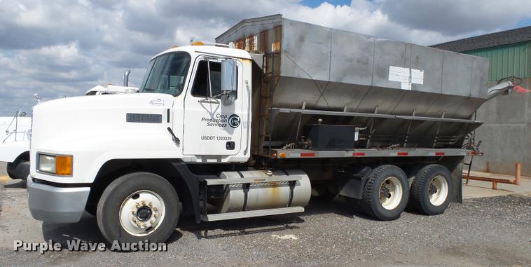 image for item K1095 2000 Mack CH613 tender truck