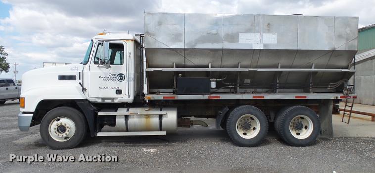 image for item K1095 2000 Mack CH613 tender truck