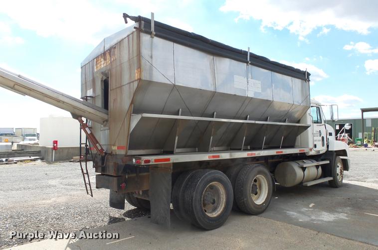 image for item K1095 2000 Mack CH613 tender truck