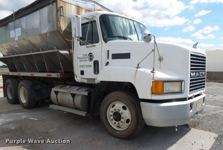 image for item K1095 2000 Mack CH613 tender truck