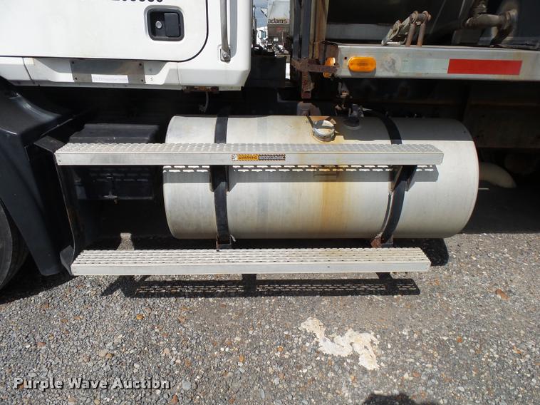 image for item K1095 2000 Mack CH613 tender truck