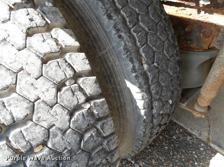 image for item K1095 2000 Mack CH613 tender truck