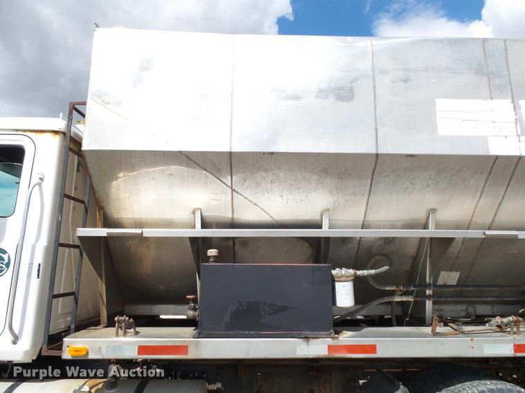 image for item K1095 2000 Mack CH613 tender truck