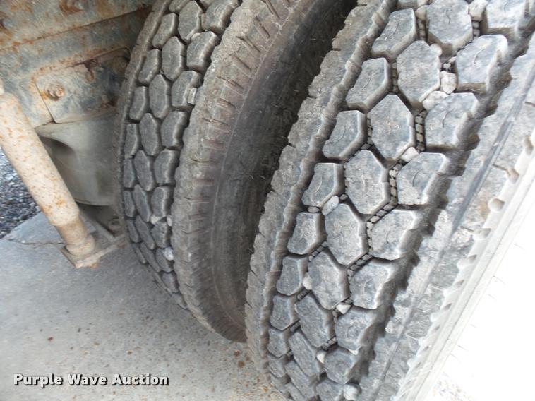 image for item K1095 2000 Mack CH613 tender truck