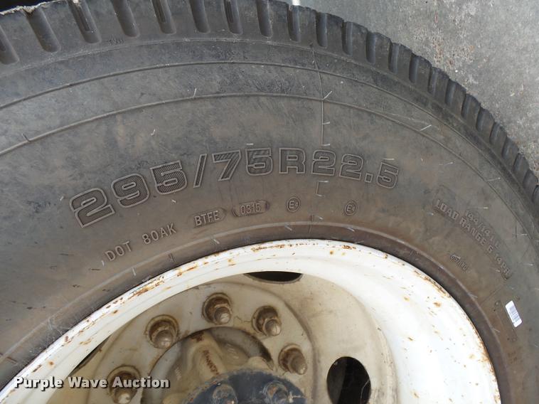 image for item K1095 2000 Mack CH613 tender truck