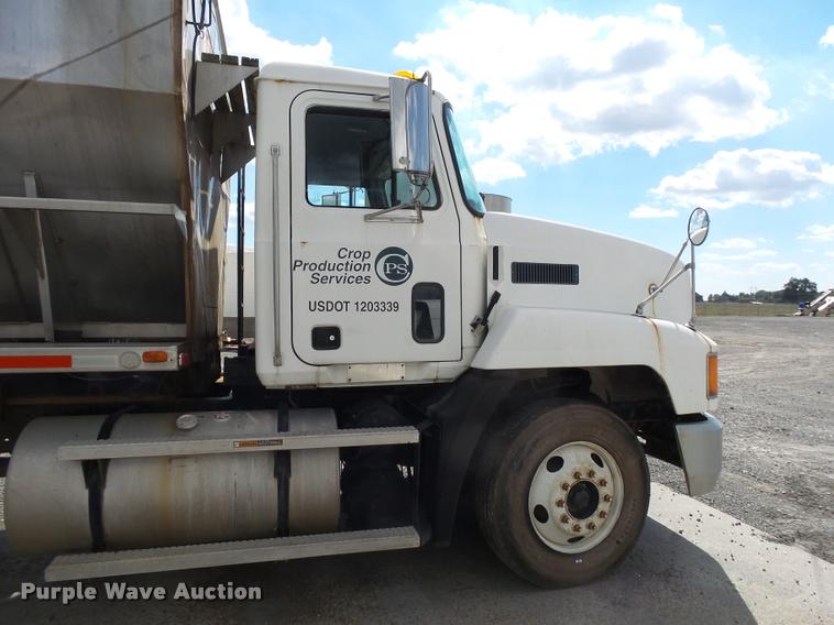 image for item K1095 2000 Mack CH613 tender truck