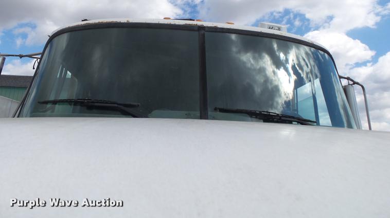 image for item K1095 2000 Mack CH613 tender truck