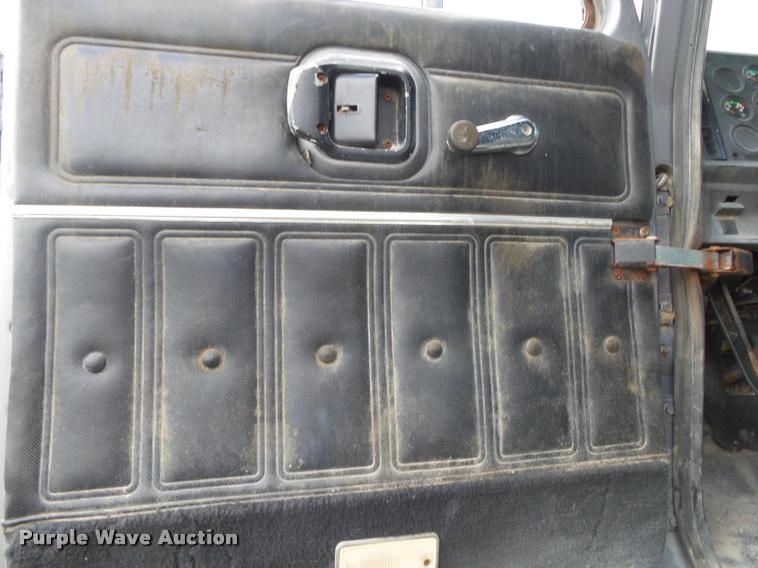 image for item K1095 2000 Mack CH613 tender truck