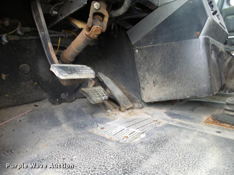 image for item K1095 2000 Mack CH613 tender truck