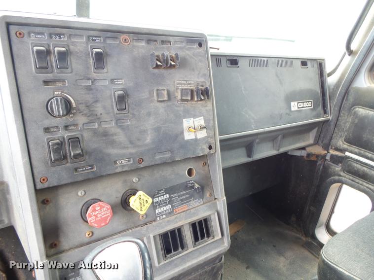 image for item K1095 2000 Mack CH613 tender truck