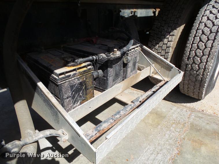 image for item K1096 1996 Freightliner FLD12064T tender truck