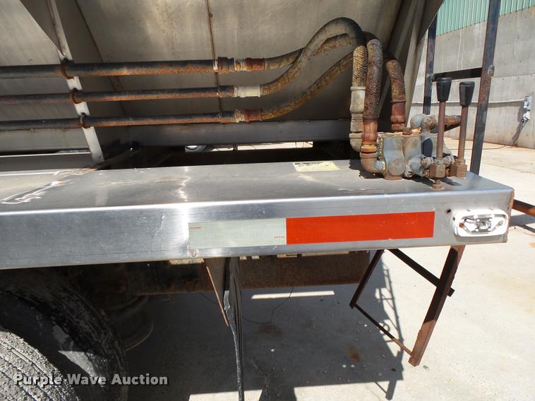 image for item K1096 1996 Freightliner FLD12064T tender truck