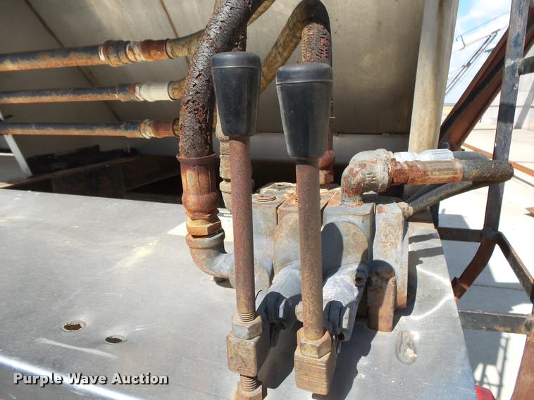 image for item K1096 1996 Freightliner FLD12064T tender truck