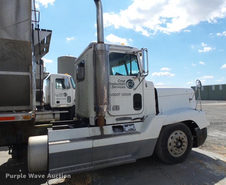 image for item K1096 1996 Freightliner FLD12064T tender truck