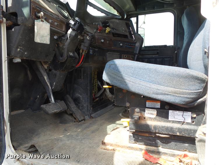 image for item K1096 1996 Freightliner FLD12064T tender truck