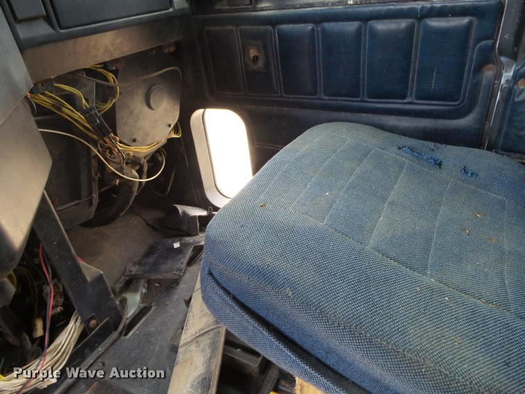 image for item K1096 1996 Freightliner FLD12064T tender truck